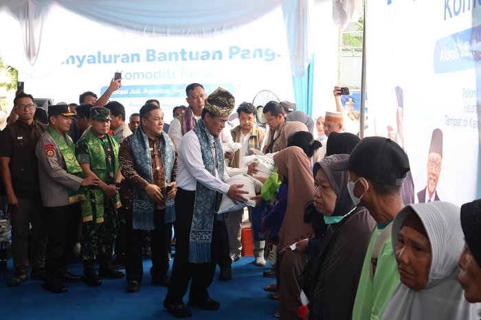 Menteri Amran Sulaiman Bagikan Beras di Marpoyan Damai Pekanbaru
