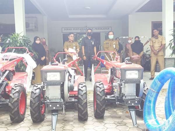 Distankan Salurkan Alat Pertanian ke 10 Kelompok Tani di Pekanbaru