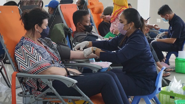 karyawan RAPP dan APR pada kegiatan Keluarga Donor Darah (KDD) Riau Kompleks ke-61
