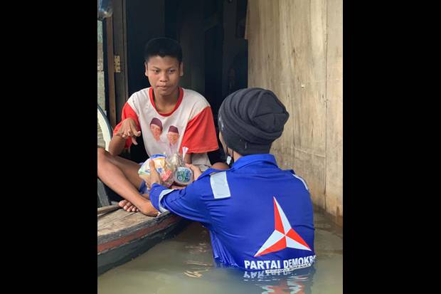 Demokrat Bantu Korban Banjir Berkaus Jokowi, Politikus PKS: Keren Fotonya Bang...