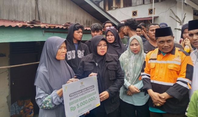 Bupati Siak Tinjau dan Serahkan Bantuan untuk  Korban  Kebakaran di  Hang Jebat Minas Jaya