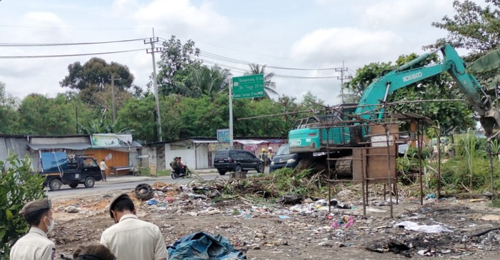 Satpol PP Pekanbaru Bongkar Bangunan Liar di Jalan Air Hitam