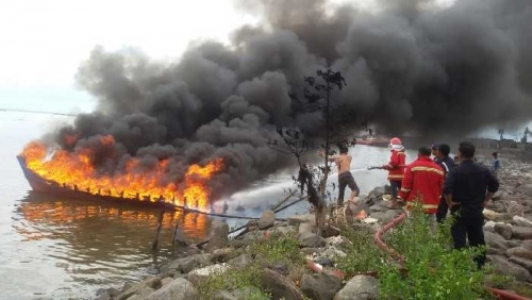 BARU BERLAYAR, BOOOM....Kapal Angkut BBM Meledak di Pelindo Dumai, Beberapa Pekerja Terbakar....