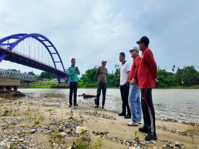 Bupati Tinjau Pembangunan Turap Pulau Lawas Bangkinang