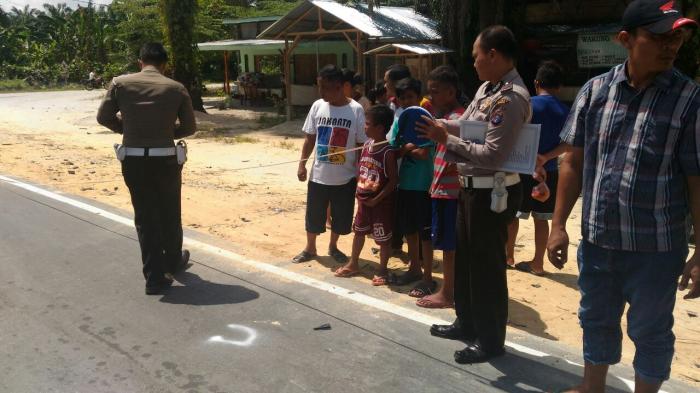 BRAKKK...Bus Pinem Tabrak Honda Beat di Tapung, Nurhayati Terpental dan Tewas di TKP