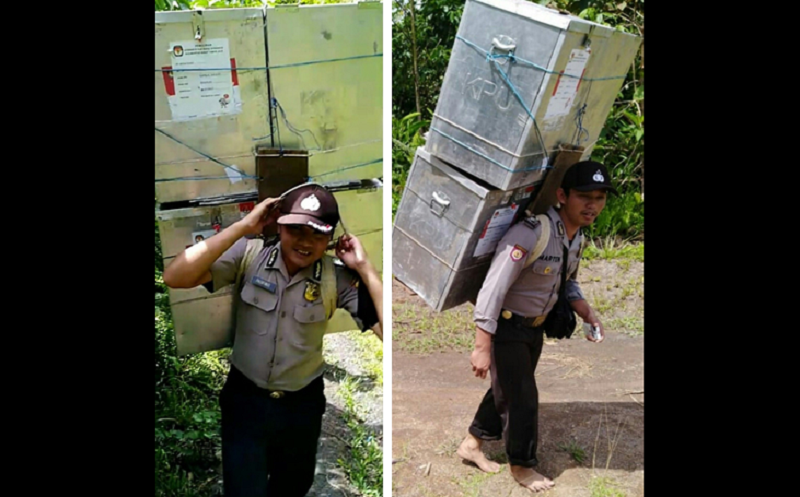 LUAR BIASA...Viral Cerita Tiga Jam Jalan Kaki Pikul Kotak Suara Pilkada, 2 Polisi Ini Dipanggil Kapolri