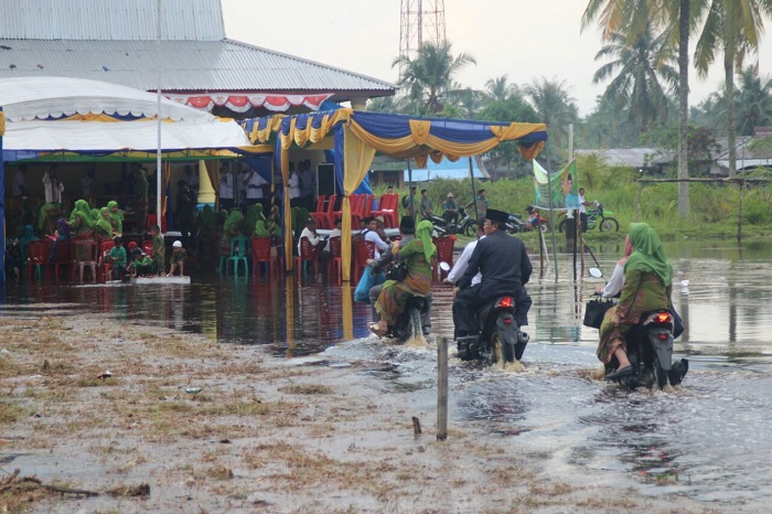 UNIK...Bupati HM Wardan Lantik Kades Tunggal Rahayu Jaya-Teluk Belengkong di Tengah Genangan Air