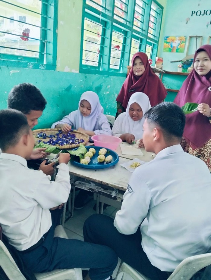 Siswa SMPN 1 Bantan Olah Bunga Telang dan Rempah Jadi Produk Bernilai Jual