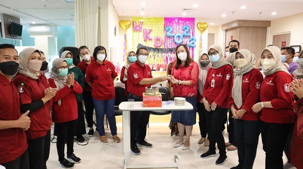 Peringati Hari Kesehatan Ginjal Sedunia, Eka Hospital Kunjungi dan Berbagi Bingkisan Kepada Pasien Hemodialisa