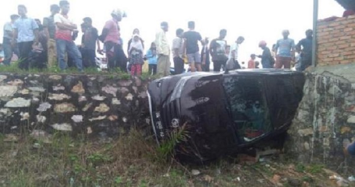 Diduga Sopir Ngantuk, Toyota Rush Terguling di Depan Kantor Desa Salo Kampar
