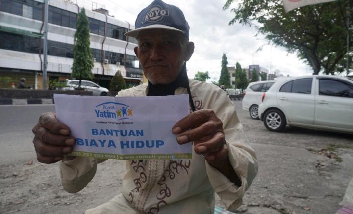 Rumah Yatim Salurkan Bantuan untuk Joni, Lansia Prasejahtera di Pekanbaru
