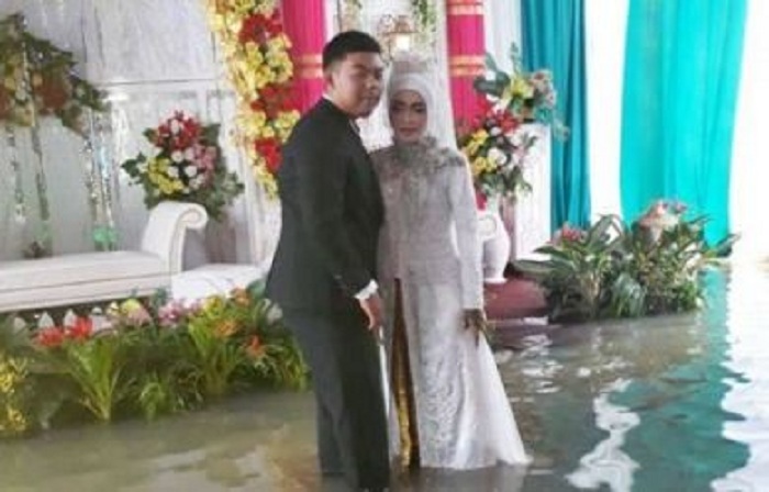 So Sweet...Lokasi Pesta Pernikahan Kebanjiran, Robi Gendong Pasangannya ke Pelaminan
