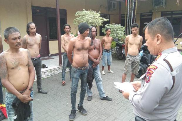 Pakai Kaos 'Ex Preman, Sekarang Bertobat', 25 Preman Medan Ini Nurut Saat Diarak Bersihkan dan Menyapu Sampah