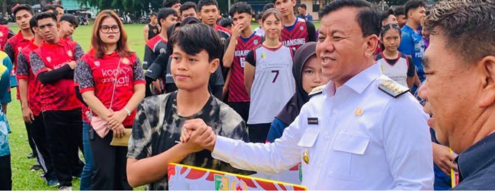 Pemkab Kuansing Serahkan Uang Pembinaan Rp2,3 Miliar untuk Atlet Berprestasi