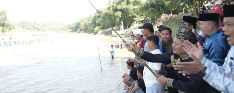 Plt Bupati Kuansing Lepas Pacu Jalur Mini IPPA, Ribuan Warga Pulau Aro Antusias