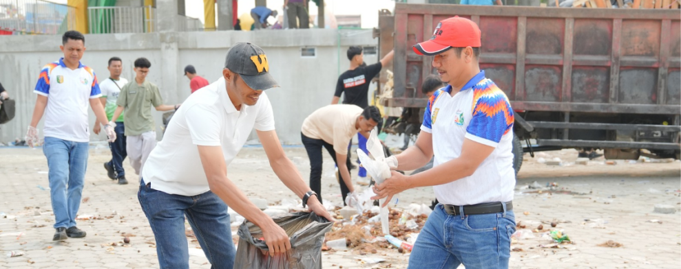 Gotong Royong Massal Pasca Pacu Jalur, Pemkab Kuansing Bersihkan Tepian Narosa dan Taman Jalur
