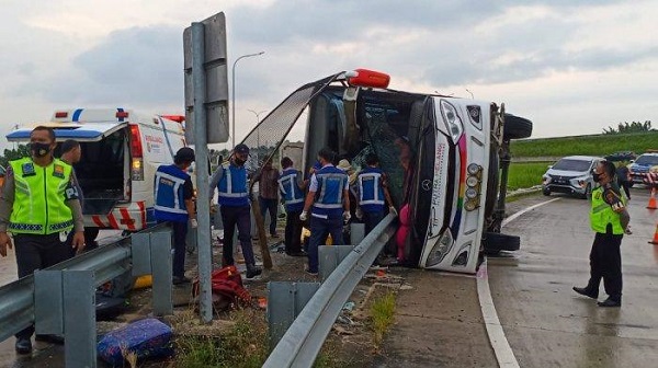 Bus Putra Pelangi Terguling di Tol Tebingtinggi- Medan, Satu Meninggal Dunia, Beberapa Orang Luka-luka