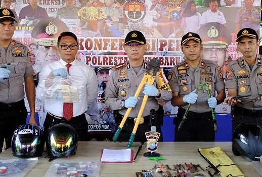 Bobol Belasan Indomaret dan Alfamart, Tiga Kawanan Penjahat Bersenjata Ini Dibekuk, Seorang Ditembak