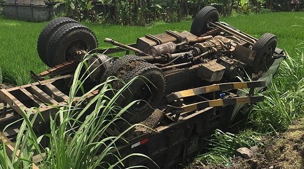 Gagal Nanjak di KM 1 Mekar Jaya, Truk Hantam Brio dan Lindas Pejalan Kaki
