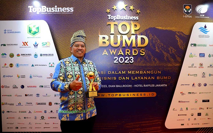 Bupati Alfedri Terima Top Pembina BUMD Awards 2023, BSP Raih Top BUMD Bintang Empat