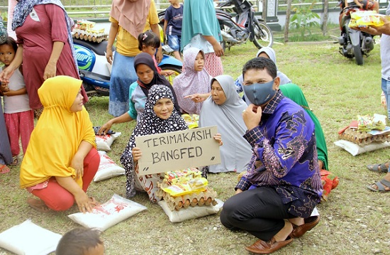 Berbagi untuk Idul Fitri, Fedrios Santuni Ratusan Warga Desa Pulau Padang