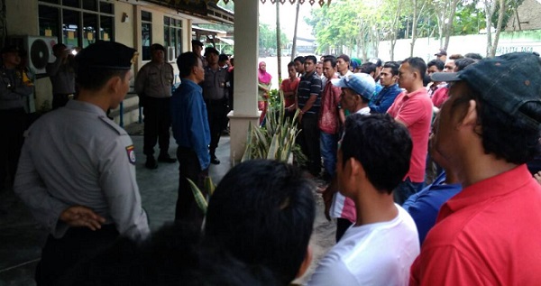 BREAKING NEWS: Ratusan Karyawan PT Asia Citra Tanahputih Tanjung Melawan Demo THR dan Gaji...
