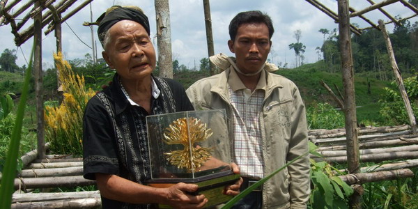 PATIH LAMAN,  Peraih Kalpataru, Kepala Suku Talang Mamak yang Menangis Karena Hutannya Binasa