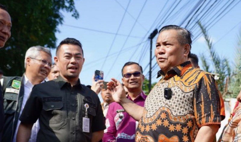 Risnandar dan Warga Berterima Kasih SF Hariyanto  Turun Tangan Perbaiki Jalan di Pekanbaru