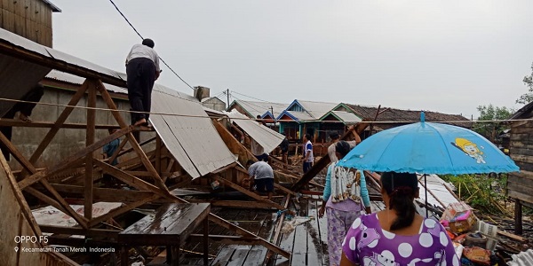 DAHSYAT...Dihantam Puting Beliung, 67 Rumah Tanah Merah Inhil Rusak Parah