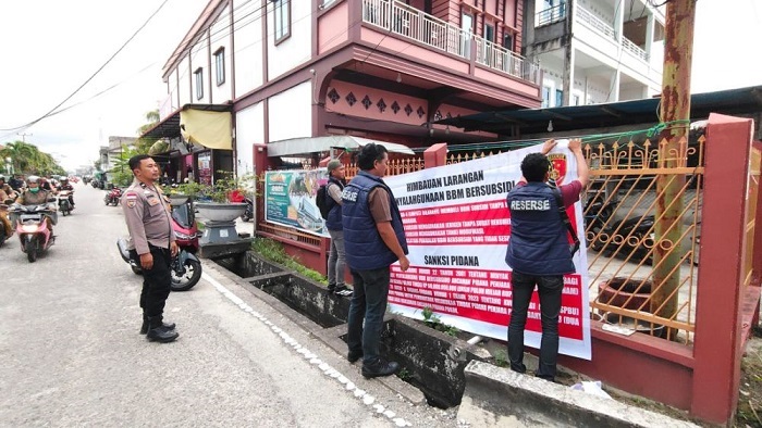 Polisi Pasang Spanduk Cegah Penyalahgunaan BBM di Sejumlah SPBU