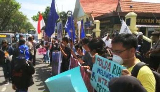 Aktivis Lingkungan Demo Polda Riau Terkait SP3 15 Perusahaan Bakar Lahan