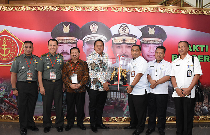 Dukung Suksesnya TMMD ke-102, Bupati Amril Terima Penghargaan dari Panglima TNI