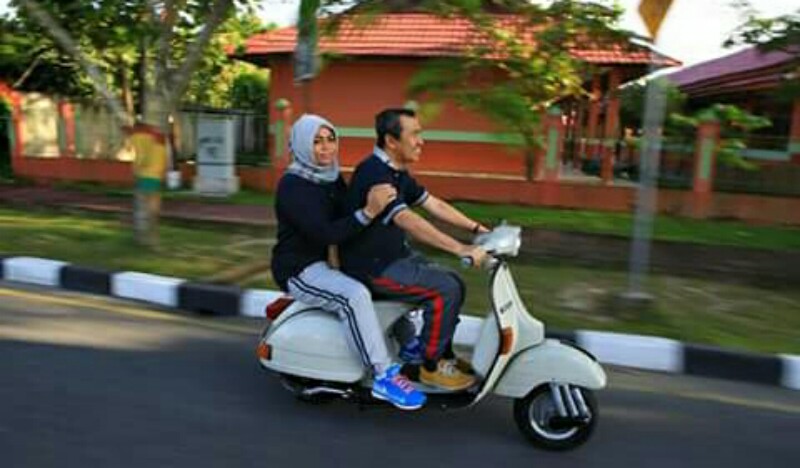 Romantisnya 'Vespa Cinta' Bupati Syamsuar, Begini Kisahnya...