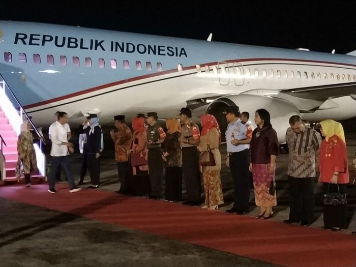 Gubernur Riau Sambut Kedatangan Jokowi dan Iriana di Pekanbaru