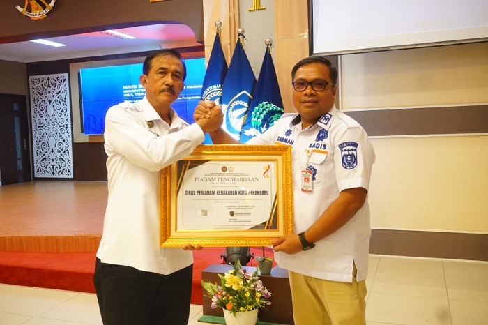 Kadis Damkar Pekanbaru Terima Penghargaan Kemenimpas RI