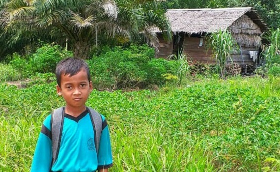 Kisah Supri, Bocah SD di Sei Bakau Rohil Harus Berjalan kaki 10 Km untuk Bisa Sekolah