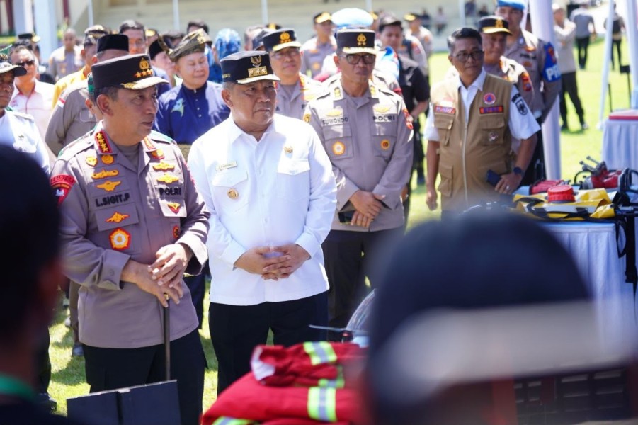 Kapolri Serahkan Bantuan Alat Karhutla untuk Riau