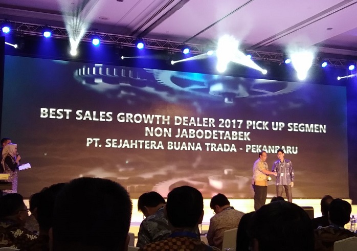 HEBAT...Suzuki SBT Riau Raih Best Sales Growth Dealer 2017 Pick Up Segmen Non Jabodetabek