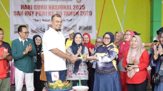 Bupati Inhu Hadiri Peringatan Hari Guru Nasional dan HUT PGRI Ke-80