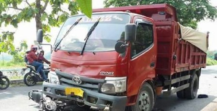 INNALILLAHI...Honda Mega Pro Gagal Nyalip dan Tabrakan, Sepasang Kekasih Tewas Dilindas Dump Truck