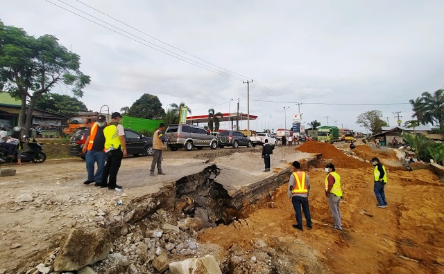 Jalan Lintas  Riau-Sumut di KM 19 Balai Jaya Rokan Hilir Amblas, Ini Penampakannya  