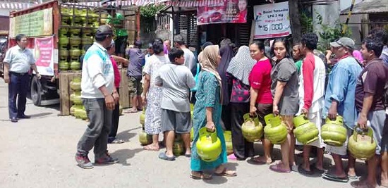BRENGSEK,  Masyarakat Beli Satu Tabung Susah, Restoran di Pekanbaru Ini Dapat 50 Tabung