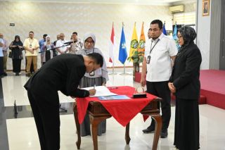 Rektor UNRI Tekankan Tanggung Jawab dan Kolaborasi dalam Pelantikan Pejabat Baru