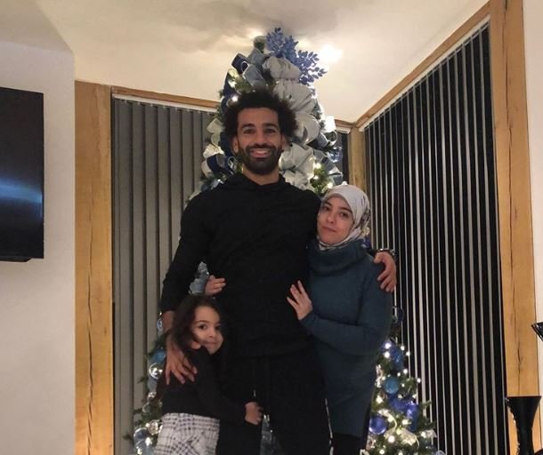 Meski Seorang Muslim, Mohamed Salah Unggah Foto dengan Pohon Natal bareng Keluarga, Warganet: Haram!