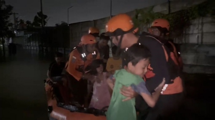 Banjir, Basarnas Evakuasi Warga Jalan Sembilang Pekanbaru