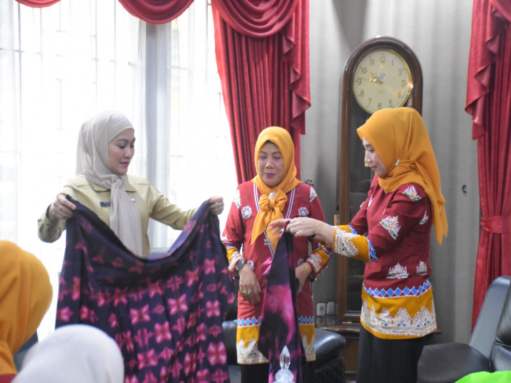 Ketua Dharma Wanita Persatuan Kabupaten Kampar Silaturahmi ke Kediaman Ketua DWP Provinsi Riau dalam Rangka Penyambutan Anggota Baru