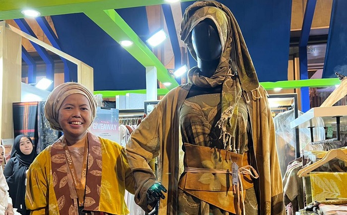 Kolaborasi dengan APR, INEN Signature Kreasikan Karya Sustainable Fashion Gunakan Pewarna Alami dari Kayu