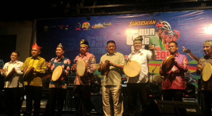 Pukul Kompang Bareng Bupati Syamsuar, Gubri Resmi Buka Tour de Siak 2018