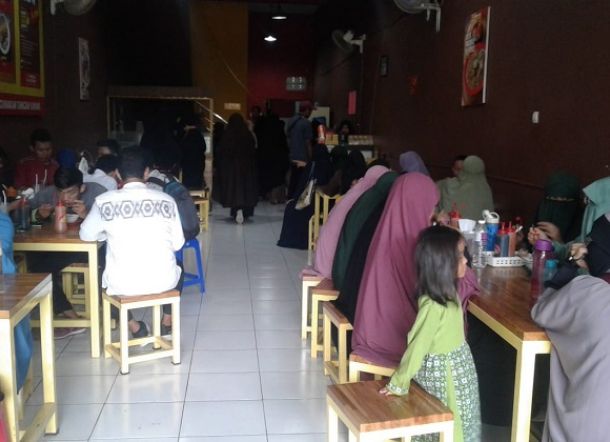 Warung Bakso Ini Berikan Diskon 50 Persen untuk Wanita Bercadar dan Pria Bercelana Cingkrang