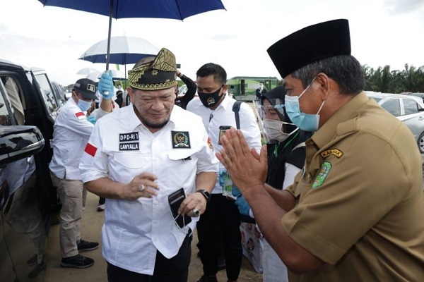 Bupati Siak Dampingi  Kunker  Ketua DPD RI Dalam Rangka Pengawasan Pemulihan Ekonomi Terdampak Covid-19 di Lubuk Dalam